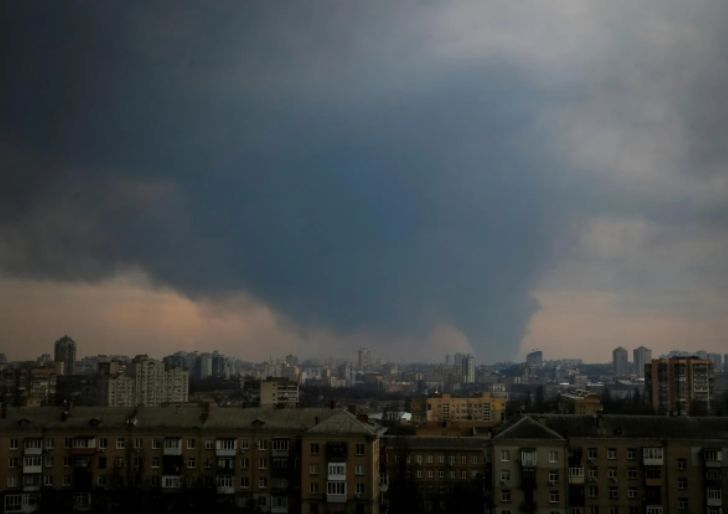 Киев потъна в мрак посред бял ден, небето не се вижда след... ВИДЕО