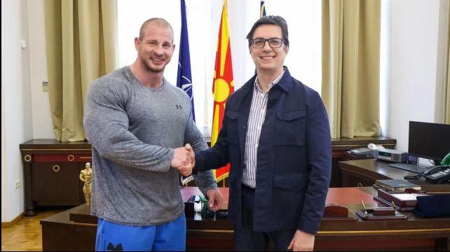 Новият герой: Македонският президент плаши българите