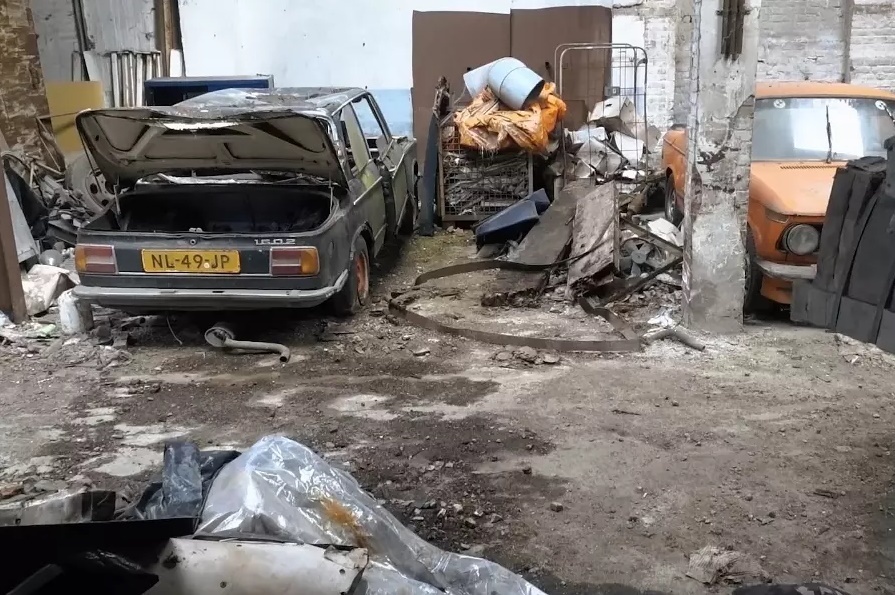 Капсула на времето: Откриха колекция класически автомобили в изоставен склад ВИДЕО