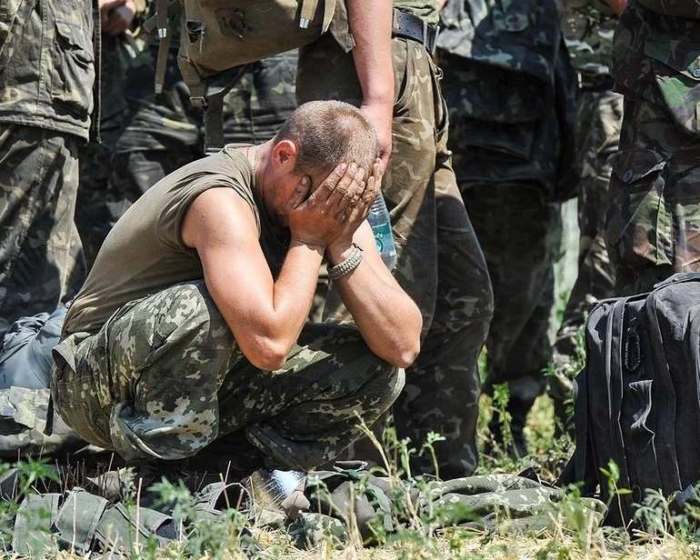 Украински войници напуснаха "Азовстал" със свалени оръжия ВИДЕО