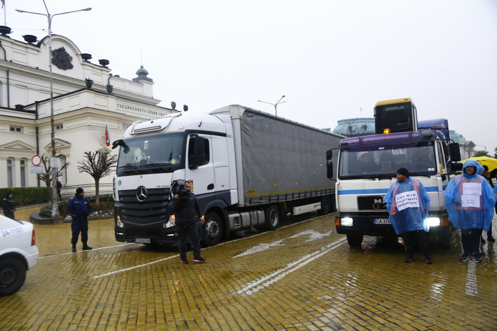 Превозвачите искат оставките на Асен Василев, Гроздан Караджов и Николай Събев