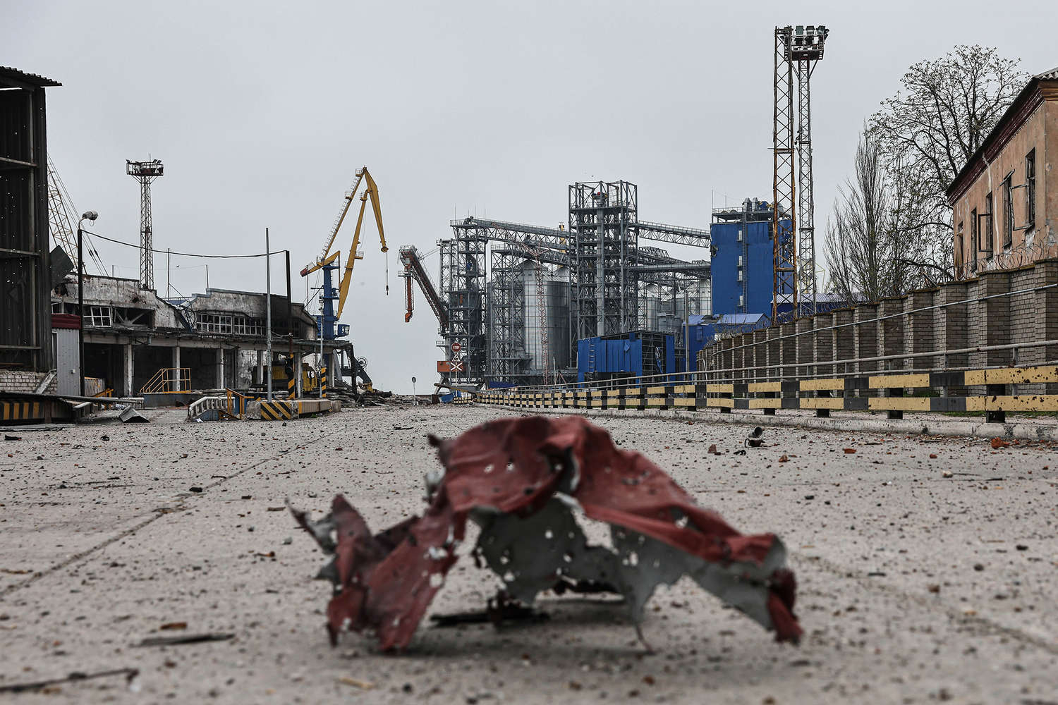 Първи СНИМКИ от пристанището в Мариупол след приключването на боевете