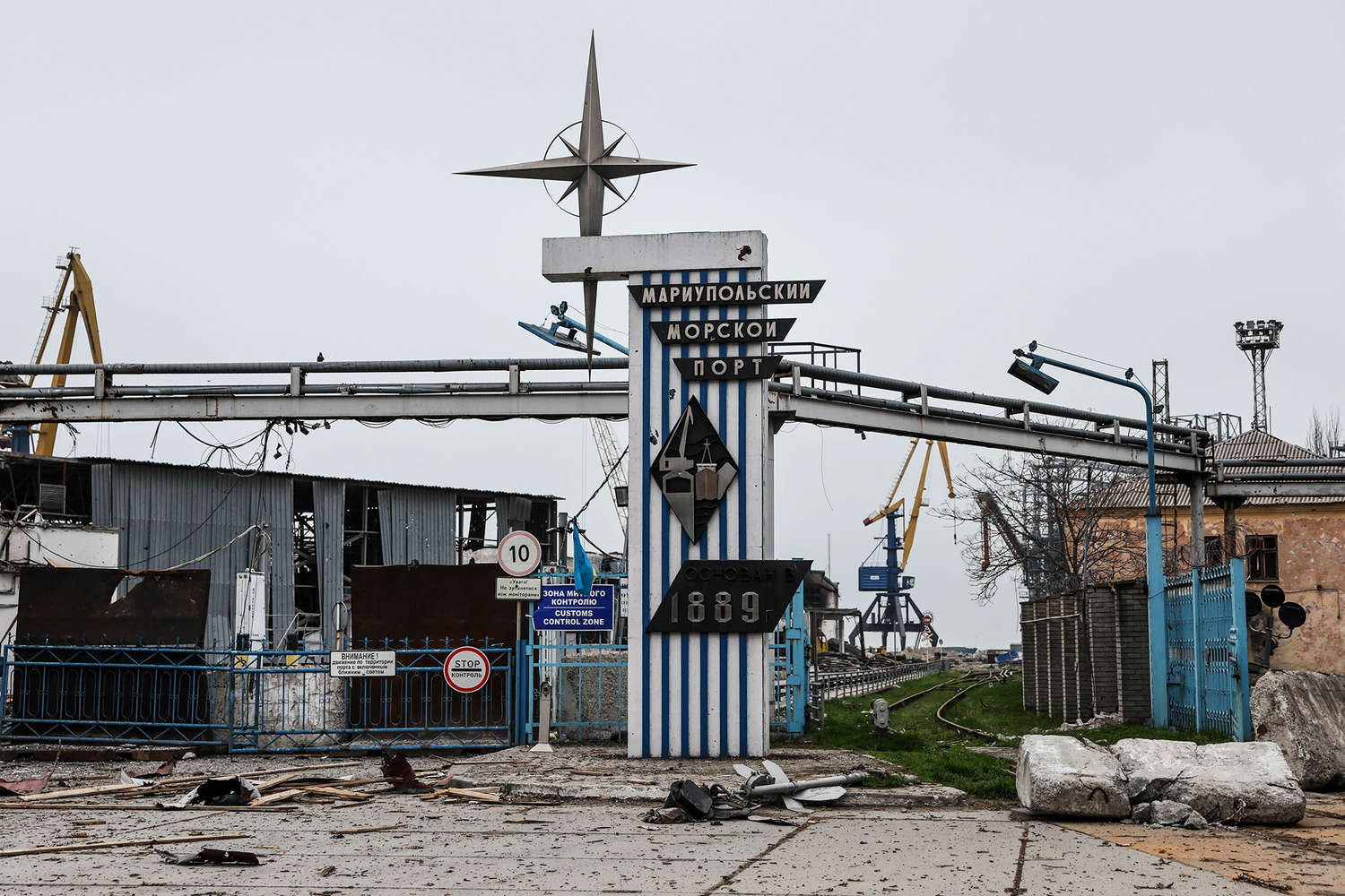 Първи СНИМКИ от пристанището в Мариупол след приключването на боевете
