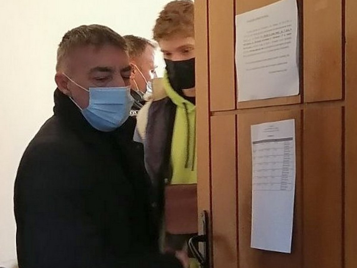 Баща и син нападнаха с бокс охранител на хипермаркет, но...