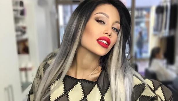 Ето я Джулиана Гани във ваната, но забрави да си махне... СНИМКИ 18+
