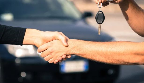 Доброто е живо! Млад мъж продаде колата си, а парите...