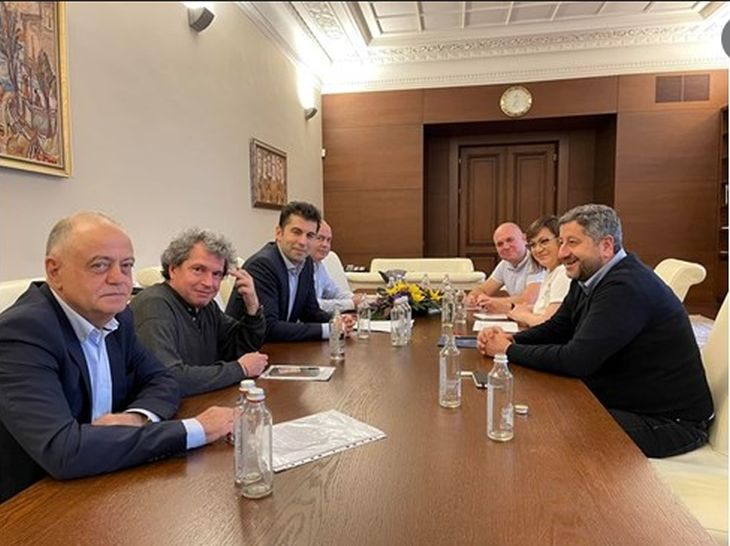 Слави удари по масата, отговори на предложението на Петков за Украйна!