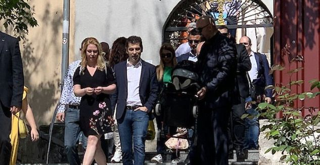 На път за Царево Петков и жена му изненадващо цъфнаха в... СНИМКИ  