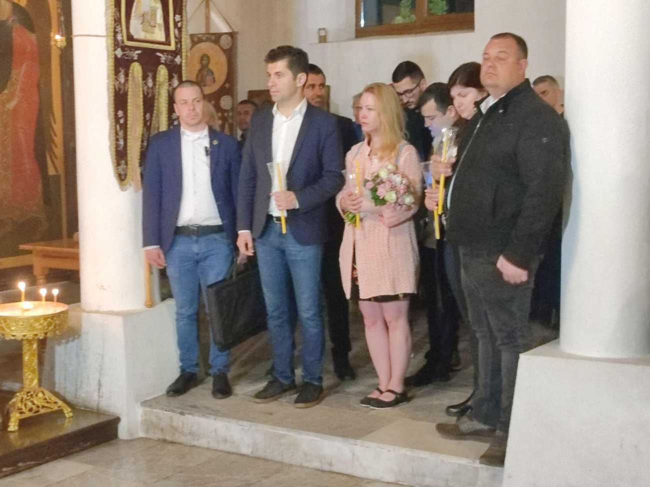 Петков цъфна в храма по дънки и гуменки, а премиершата Линда... СНИМКИ 