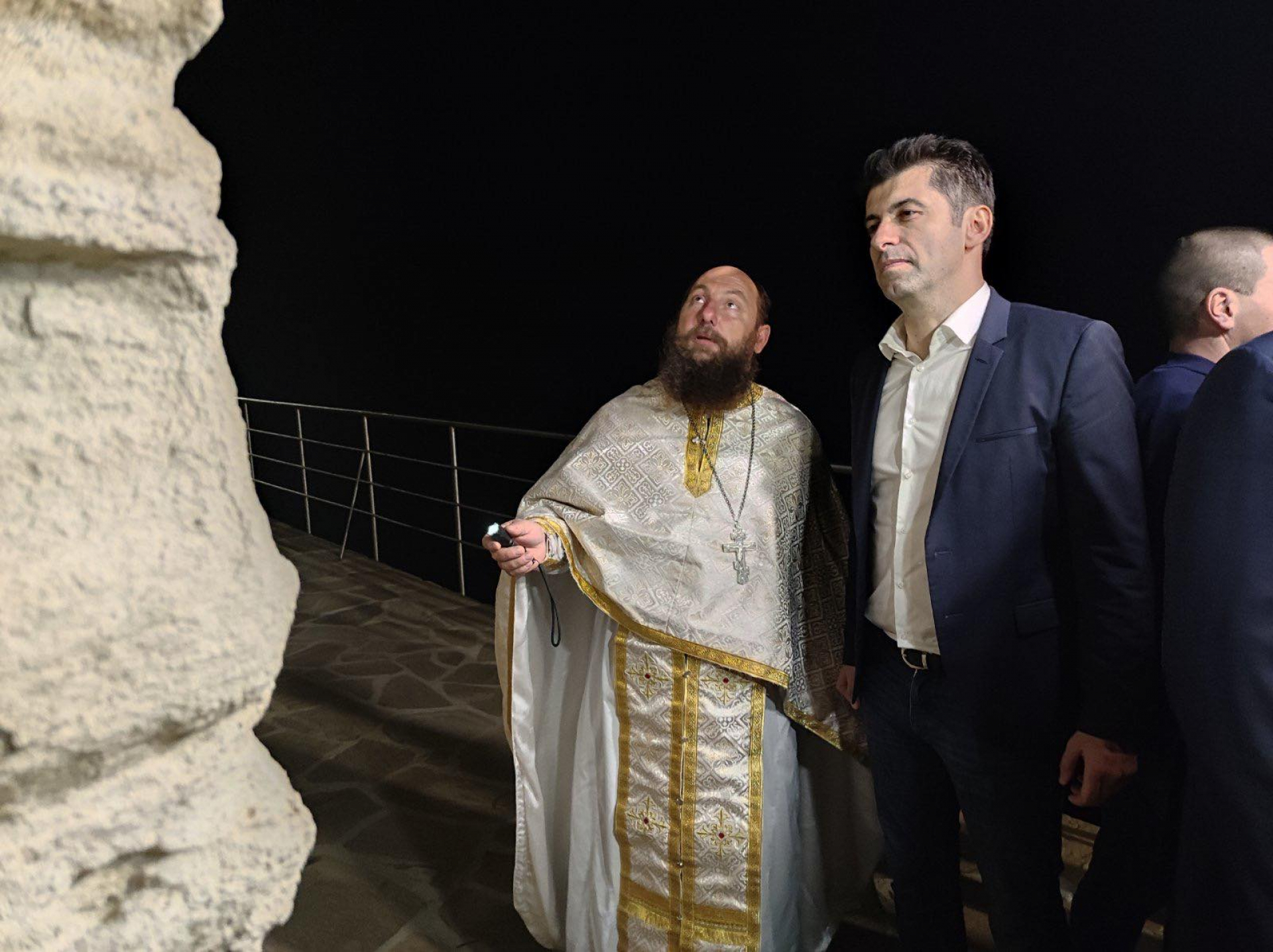 Петков цъфна в храма по дънки и гуменки, а премиершата Линда... СНИМКИ 