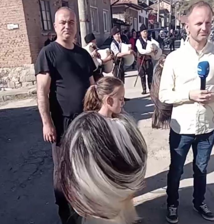 Гайди и тъпани огласиха разложко село, народ се стича към площада, за да... СНИМКИ 