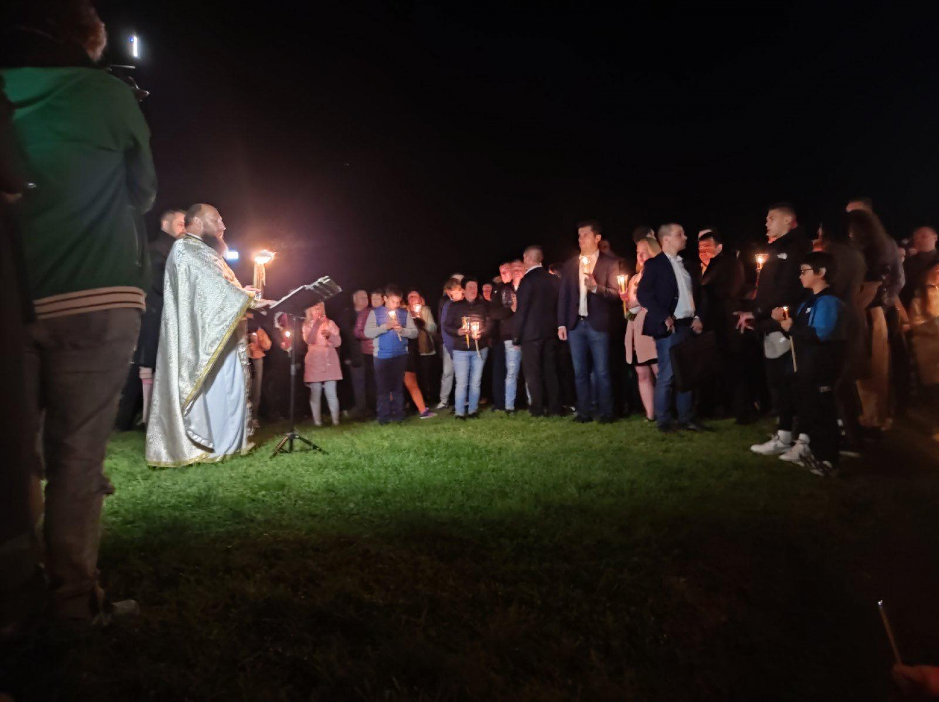 Петков цъфна в храма по дънки и гуменки, а премиершата Линда... СНИМКИ 