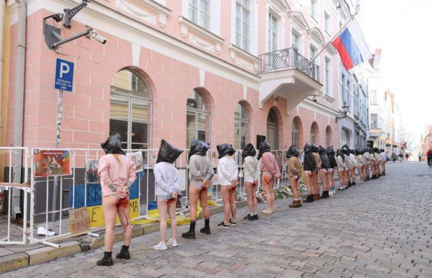 Полуголи жени протестираха пред руското посолство в Талин 18 +