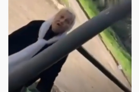 Нова устата баба попари войник от ВСУ, който я караше да говори на украински ВИДЕО