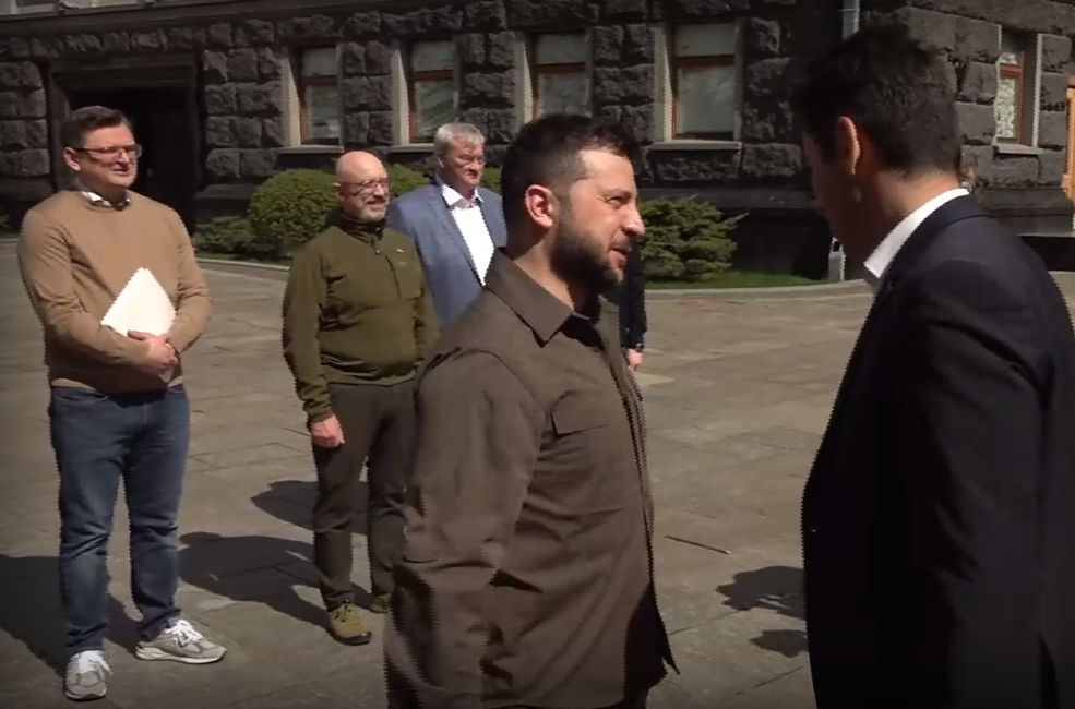 Зеленски посрещна Петков на площада ВИДЕО 