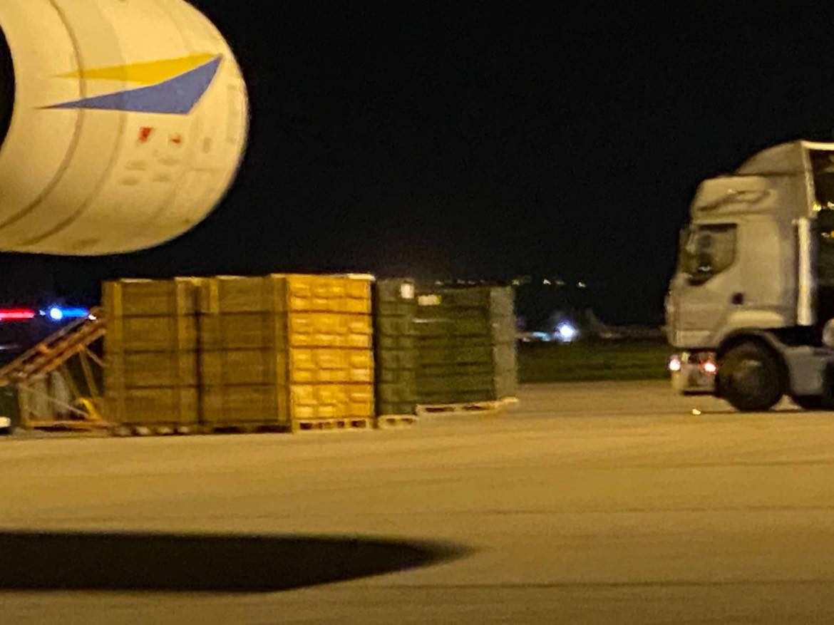 Скандални СНИМКИ! Ето как товарят със снаряди украинския АН-124 по тъмна доба на Летище София 