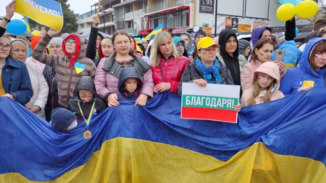 Ново 20! Ще плащаме по три наема на украинските бежанци, местят ги в други курорти ВИДЕО