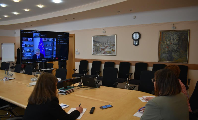 Вицепремиерът Нинова разговаря с еврокомисаря Тиери Бретон за проблемите пред българските фирми след спирането на газовите доставки