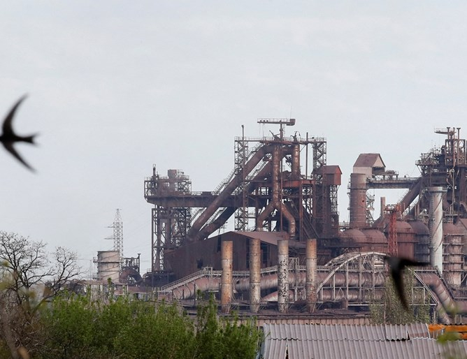 Най-малко 20 цивилни излязоха от катакомбите на "Азовстал", сред тях има и деца ВИДЕО