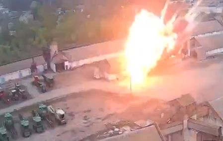 ВИДЕО от войната: Ракета удари складове за зърно в Днепропетровска област 