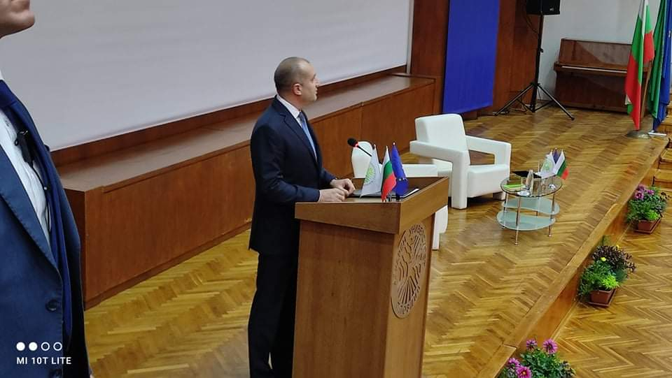 Радев с нов залп към властта