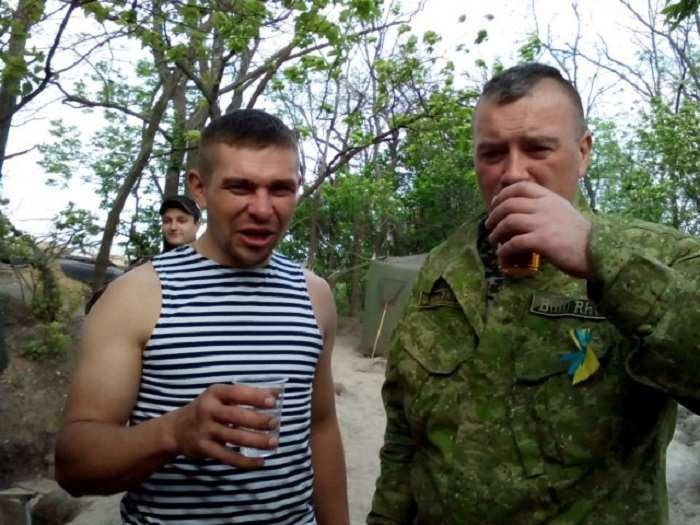 Пиян украински военен ниже цивилни коли върху камион на ВСУ ВИДЕО