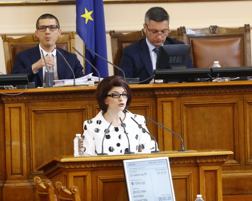 Деси Атанасова оглави парламентарната Комисия за контрол над службите