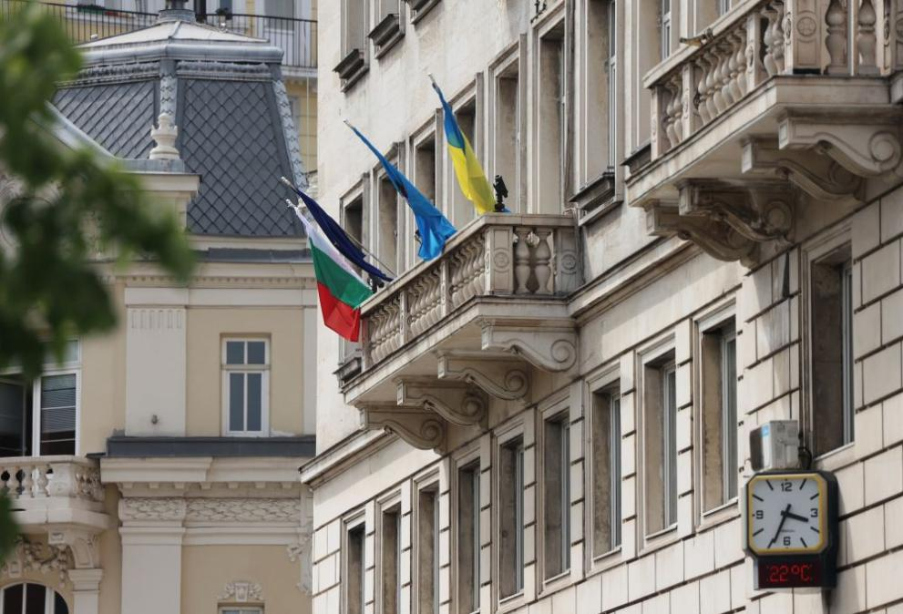 Ето какво стана със сваленото от "Възраждане" украинско знаме от фасадата на СО