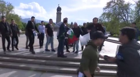 Няма край! Българи и украинци отново се млатят в центъра на София ВИДЕО