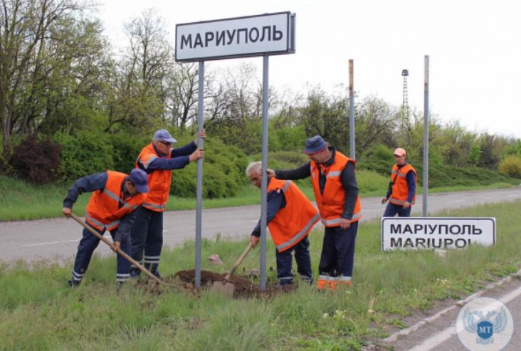 УНИАН показа със СНИМКА какво правят руснаците в Мариупол