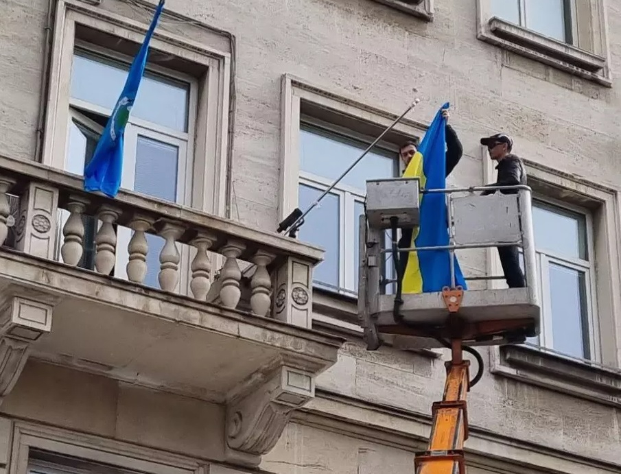 Столична община коментира свалянето на украинския флаг от "Възраждане"