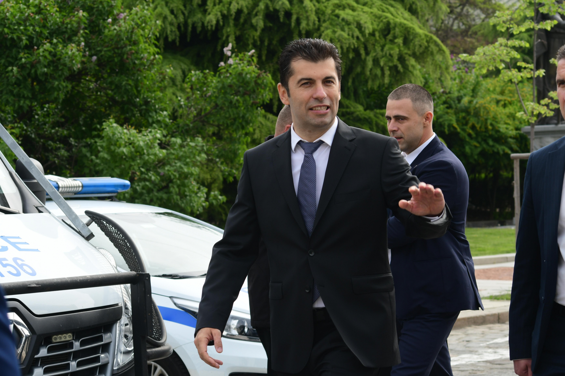 „Оставка и затвор“ и „Киро, вън!“ за Кирил Петков на церемонията по освещаване на бойните знамена ВИДЕО