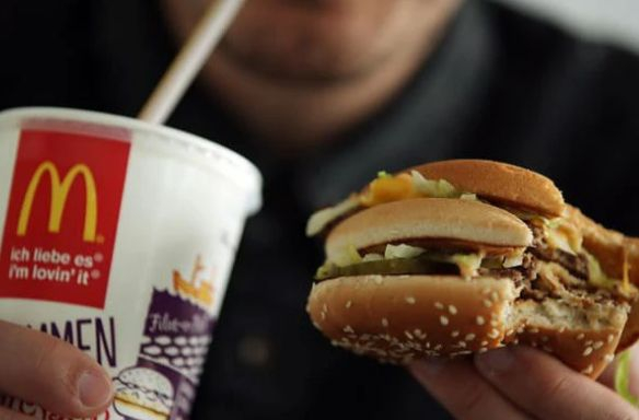 Фен на McDonald's се отказа от любимите си хамбургери и посивя, а после...