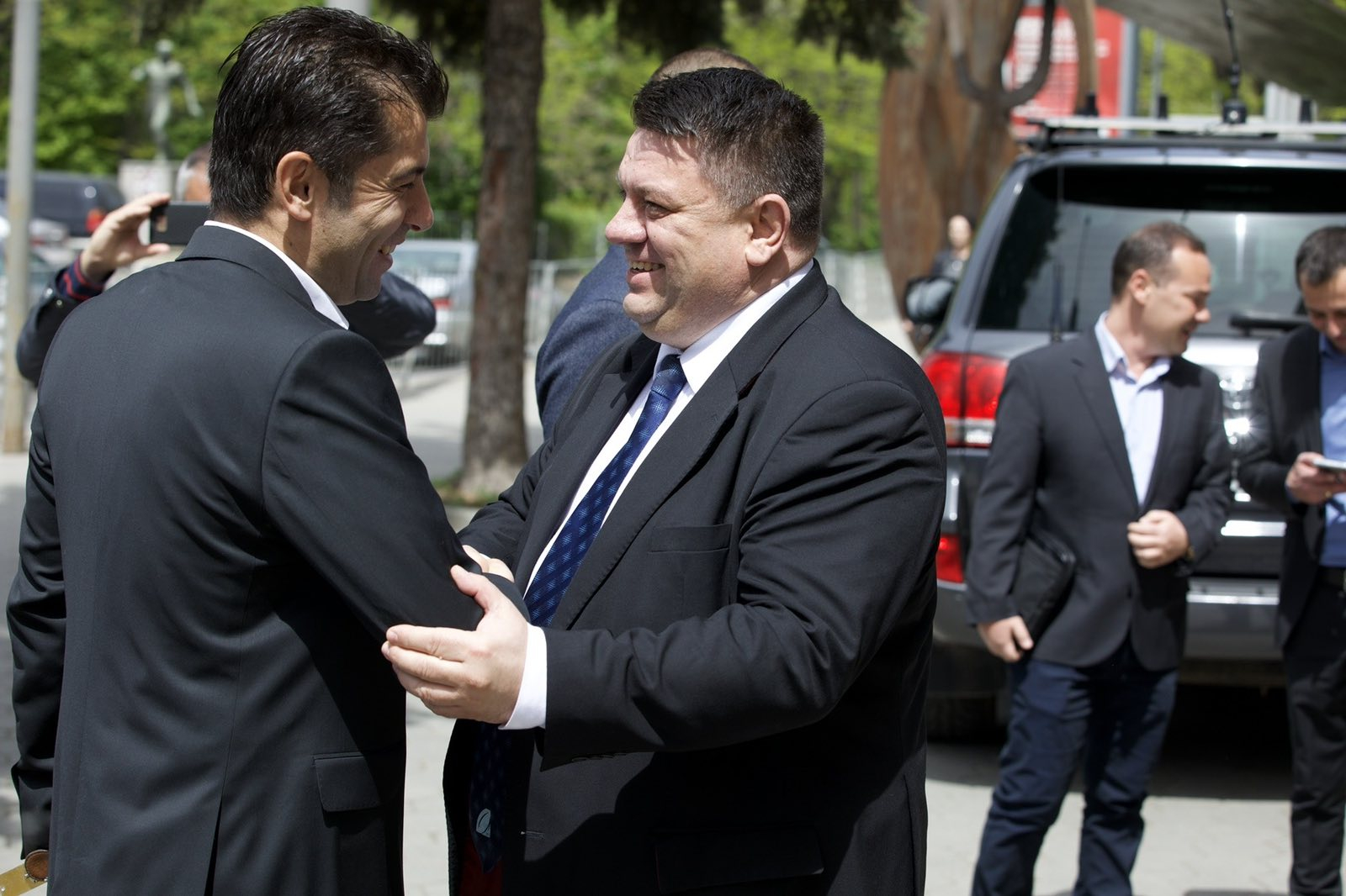 Президентът на федерацията по ръгби Атанас Зафиров от БСП и Петков подкрепиха мача на националите ни