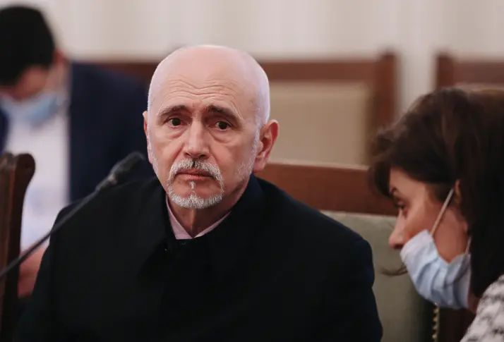 Събев, дръж се като министър, не като простак!