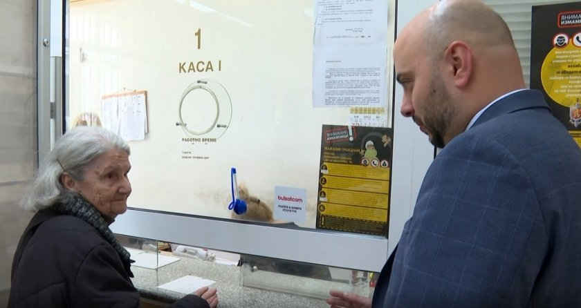 Пенсионери от Добрич чакат с часове, за да си вземат парите, а новият шеф на Пощите...