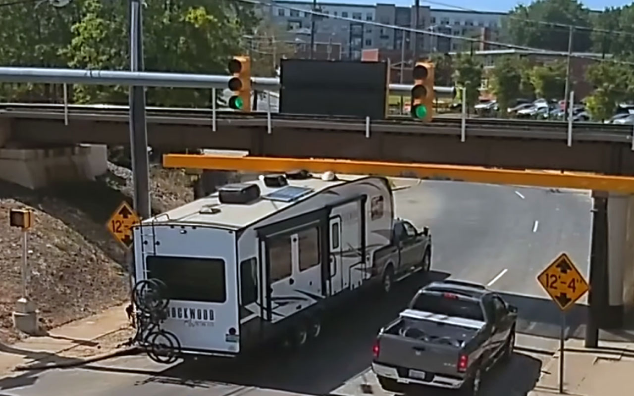 Мостът на глупостта взе поредна жертва ВИДЕО 