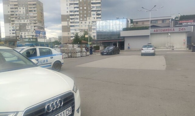 Въоръжените нападатели в София избягали с тлъста плячка, а жертвата им се оказа... СНИМКИ 