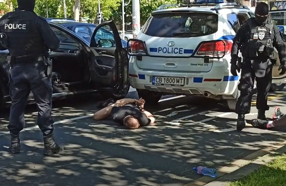Почерня от полиция в Бургас, натръшкаха с белезници двама и... ВИДЕО