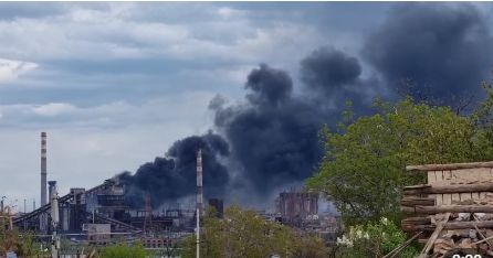 Зрелищно ВИДЕО от войната: Небето над Мариупол почерня, градът е напълно разрушен КАРТА