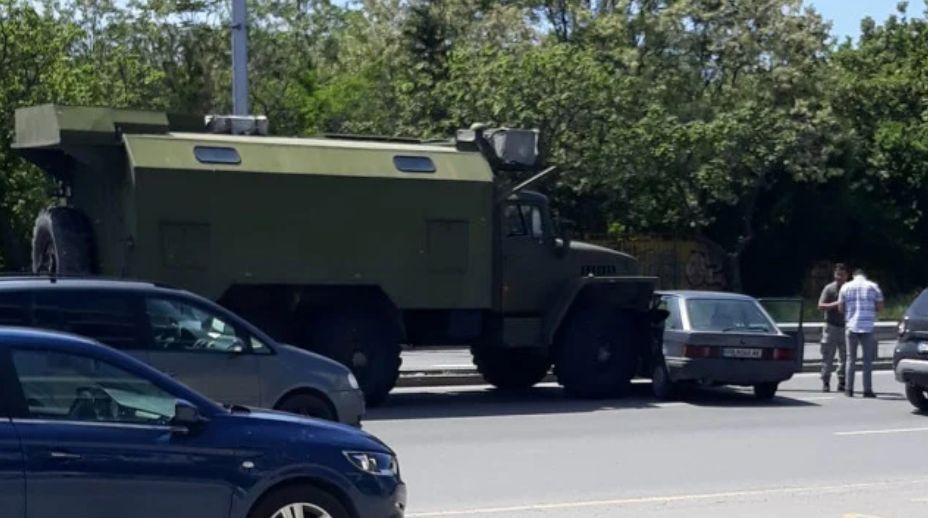 Страшен екшън с военен камион в Пловдив