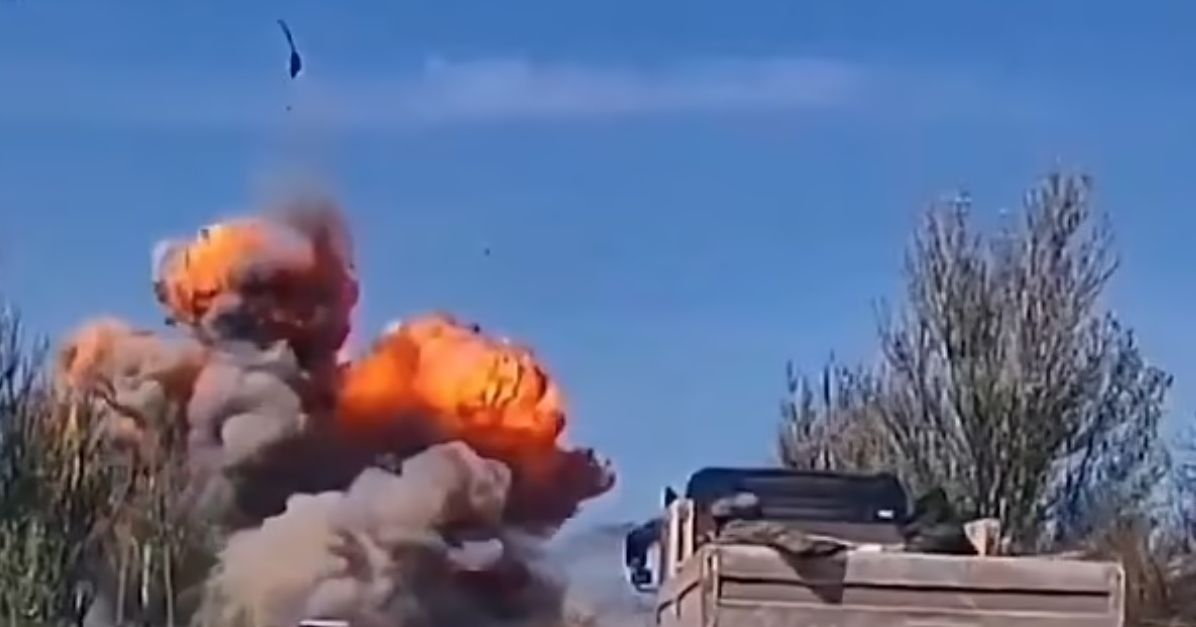 ВИДЕО от войната: Внезапна експлозия унищожи руски танк край Мариупол