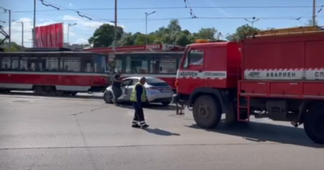 Стана ясна причината за зрелищната катастрофа в час пик в София ВИДЕО 