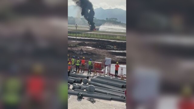Първо ВИДЕО от ужаса с пламналия самолет на летище в Китай 