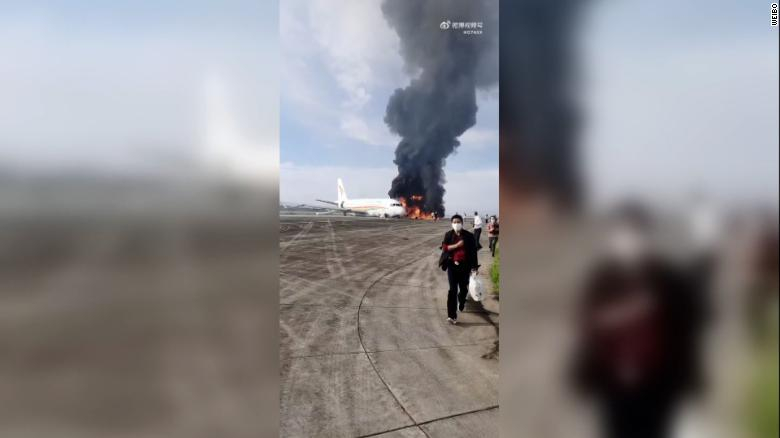 Първо ВИДЕО от ужаса с пламналия самолет на летище в Китай 