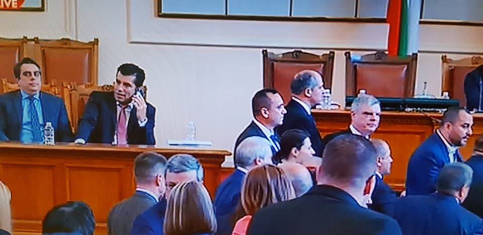 Опасен екшън в НС! Депутатите наскачаха, а Петков необезпокоявано... БЛИЦ TV