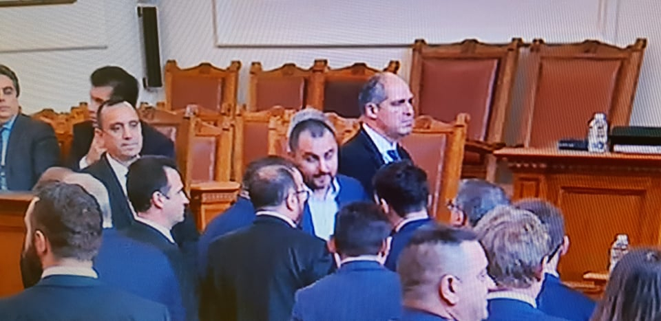 Опасен екшън в НС! Депутатите наскачаха, а Петков необезпокоявано... БЛИЦ TV