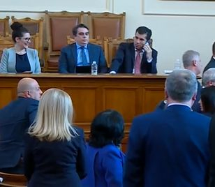 Опасен екшън в НС! Депутатите наскачаха, а Петков необезпокоявано... БЛИЦ TV