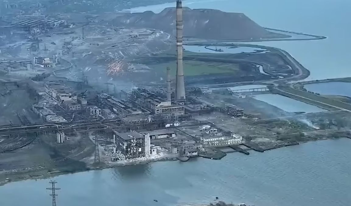 „Дейли Мейл” показа ВИДЕО от обстрел с фосфорни бомби над „Азовстал”