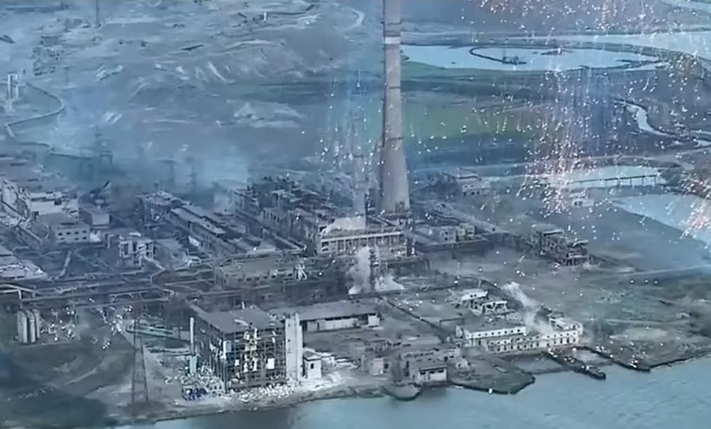 „Дейли Мейл” показа ВИДЕО от обстрел с фосфорни бомби над „Азовстал”